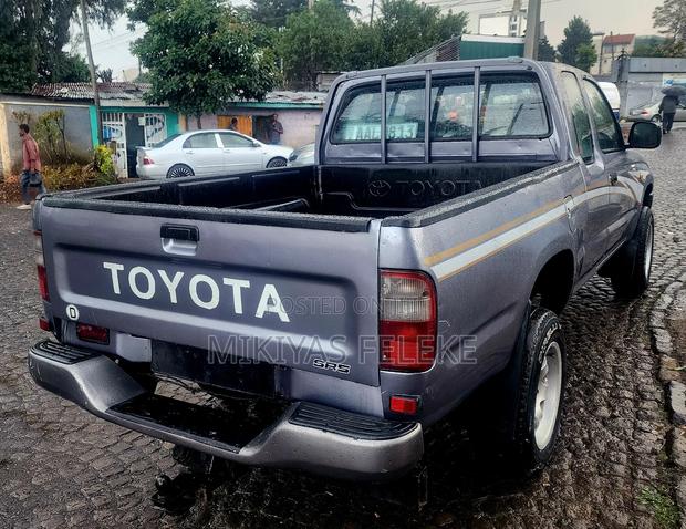 Toyota Hilux 2000 Gray