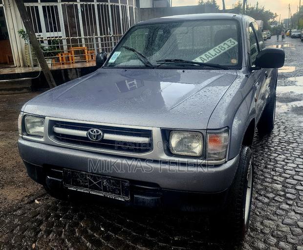 Toyota Hilux 2000 Gray