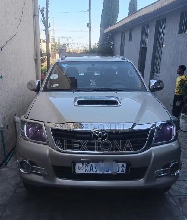 Toyota Hilux 2012 Gold