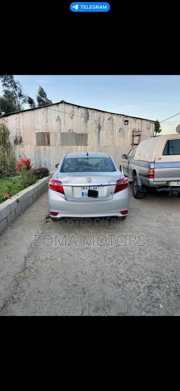 Toyota Yaris SE Hatchback 5dr 2015 Silver