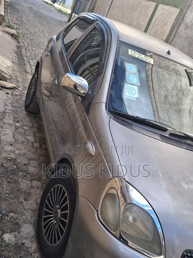 Toyota Vitz 2001 Silver