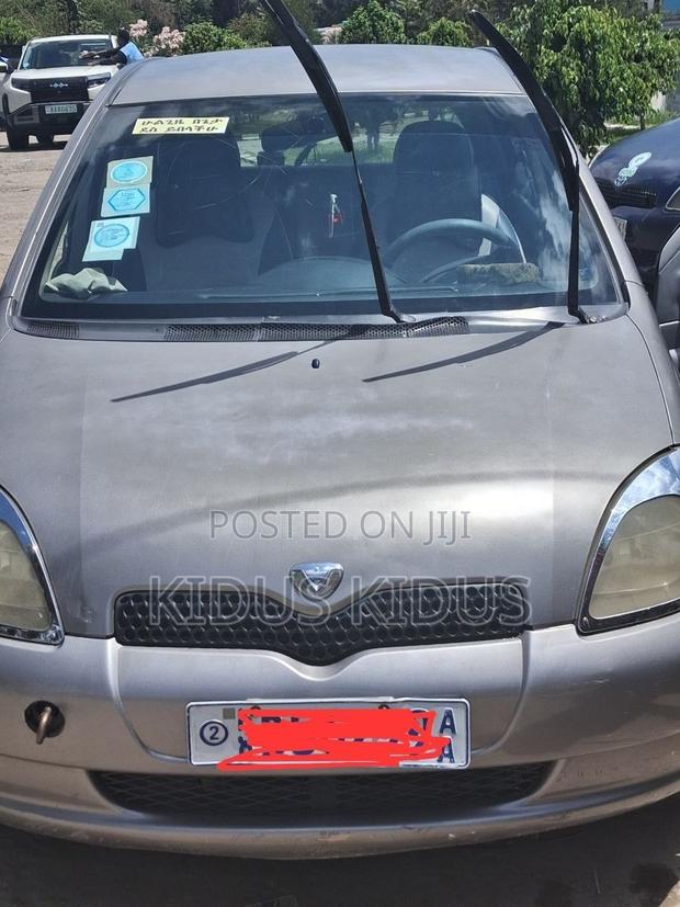 Toyota Vitz 2001 Silver