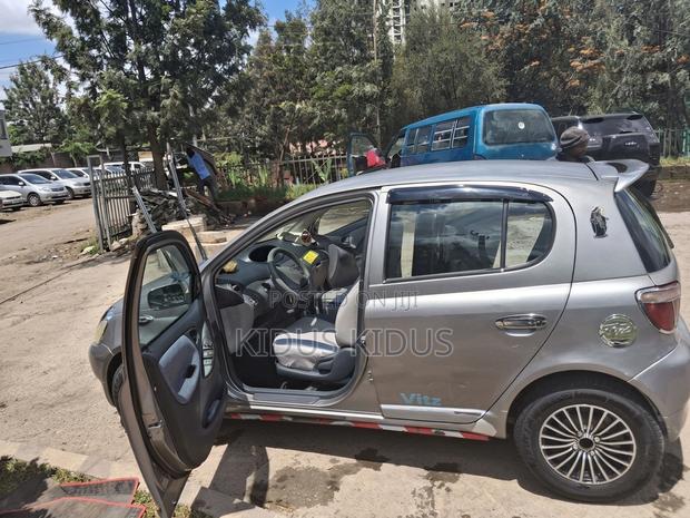 Toyota Vitz 2001 Silver