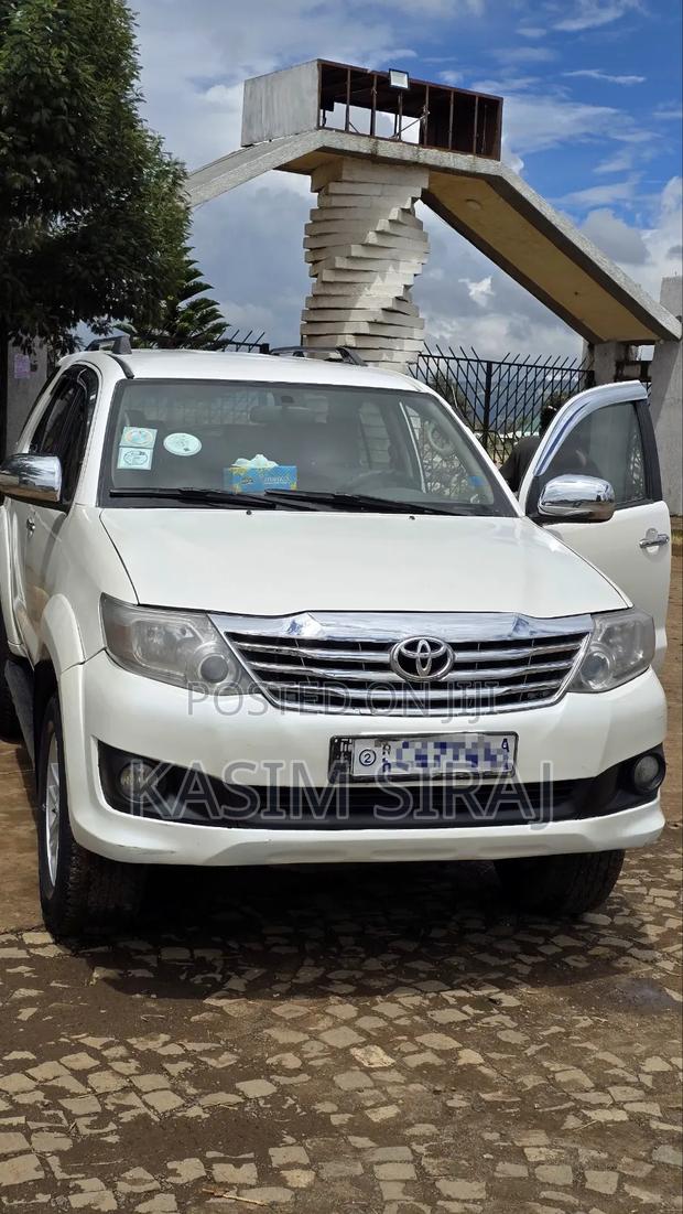 Toyota Fortuner 2.7 AWD 2012 White
