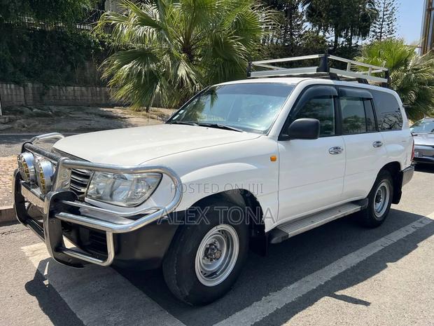 Toyota Land Cruiser 1999 White