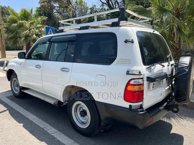 Toyota Land Cruiser 1999 White