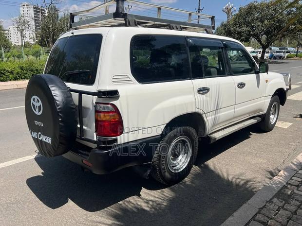 Toyota Land Cruiser 1999 White