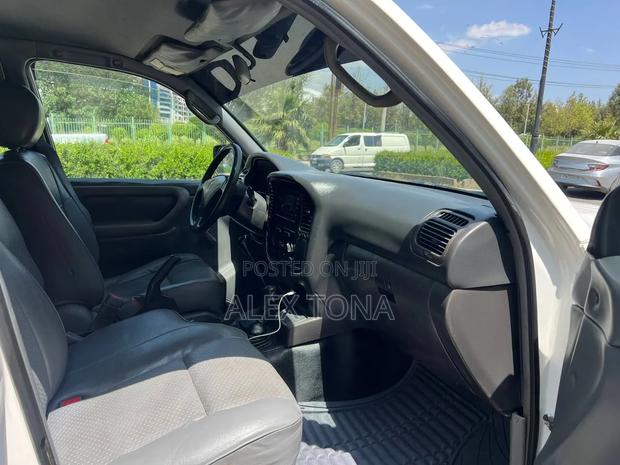 Toyota Land Cruiser 1999 White