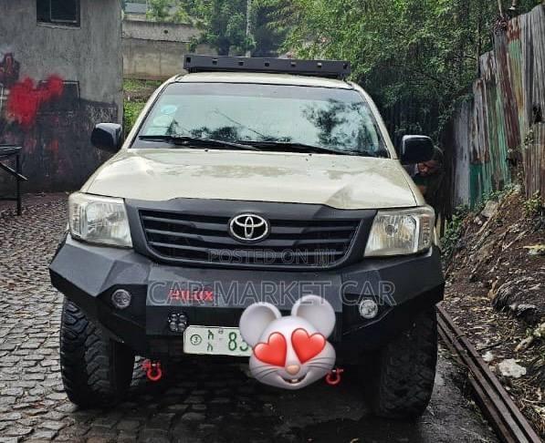 Toyota Hilux 2.5 D-4D 4X4 SRX 2012 Gold