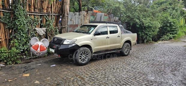 Toyota Hilux 2.5 D-4D 4X4 SRX 2012 Gold