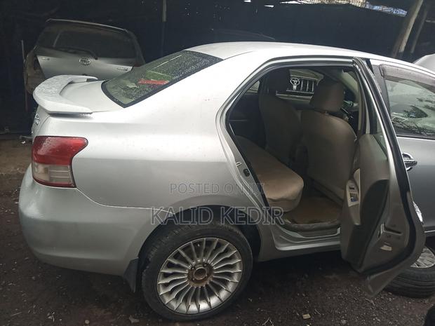 Toyota Belta 2011 Silver