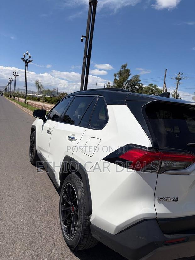Toyota RAV4 2020 White