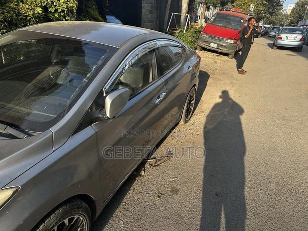 Hyundai Avante 2012