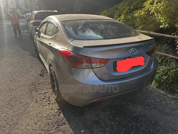 Hyundai Avante 2012