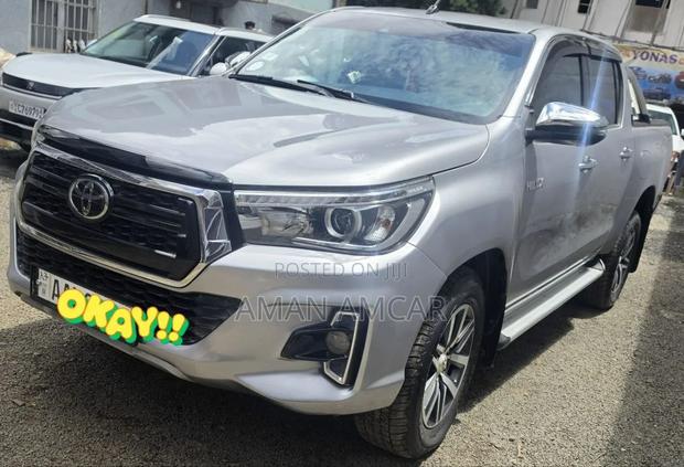 Toyota Hilux 2020 Gray