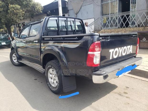 Toyota Hilux 2.5 D-4D 4X4 SRX 2011 Black