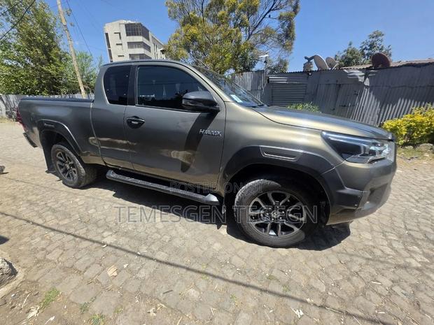 Toyota Hilux 2021 Gray