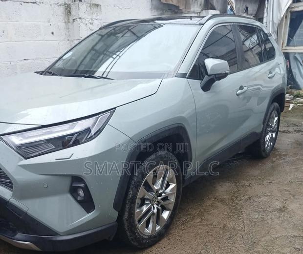 Toyota RAV4 2022 White