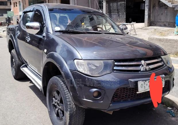 Mitsubishi L200 2011 Gray
