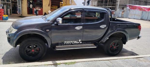 Mitsubishi L200 2011 Gray