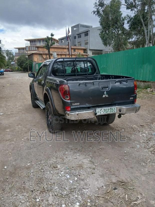 Mitsubishi L200 2011 Gray