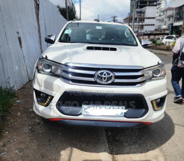 Toyota Hilux Revo Double Cab Deisel 2.4 RWD 2017 White