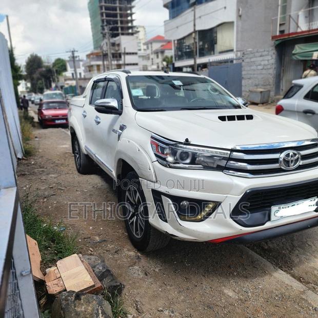 Toyota Hilux Revo Double Cab Deisel 2.4 RWD 2017 White