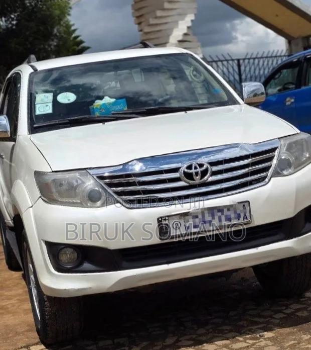 Toyota Fortuner 2012 Off white