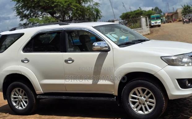 Toyota Fortuner 2012 Off white