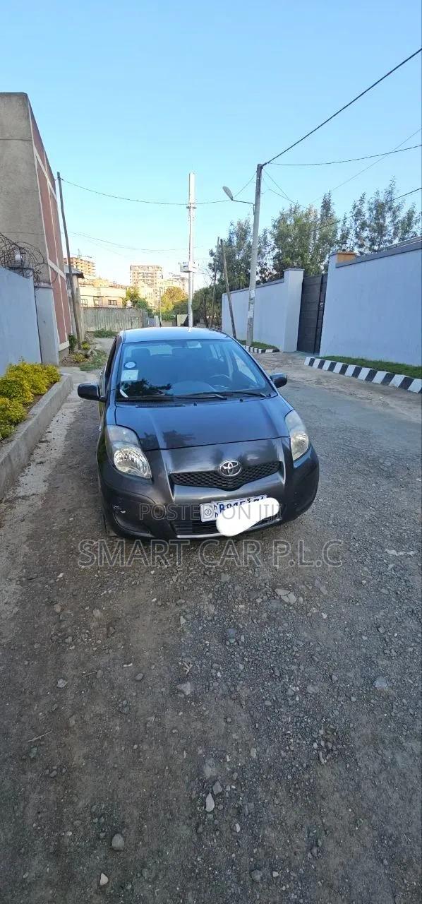 Toyota Yaris Base Hatchback 3dr 2011 Gray