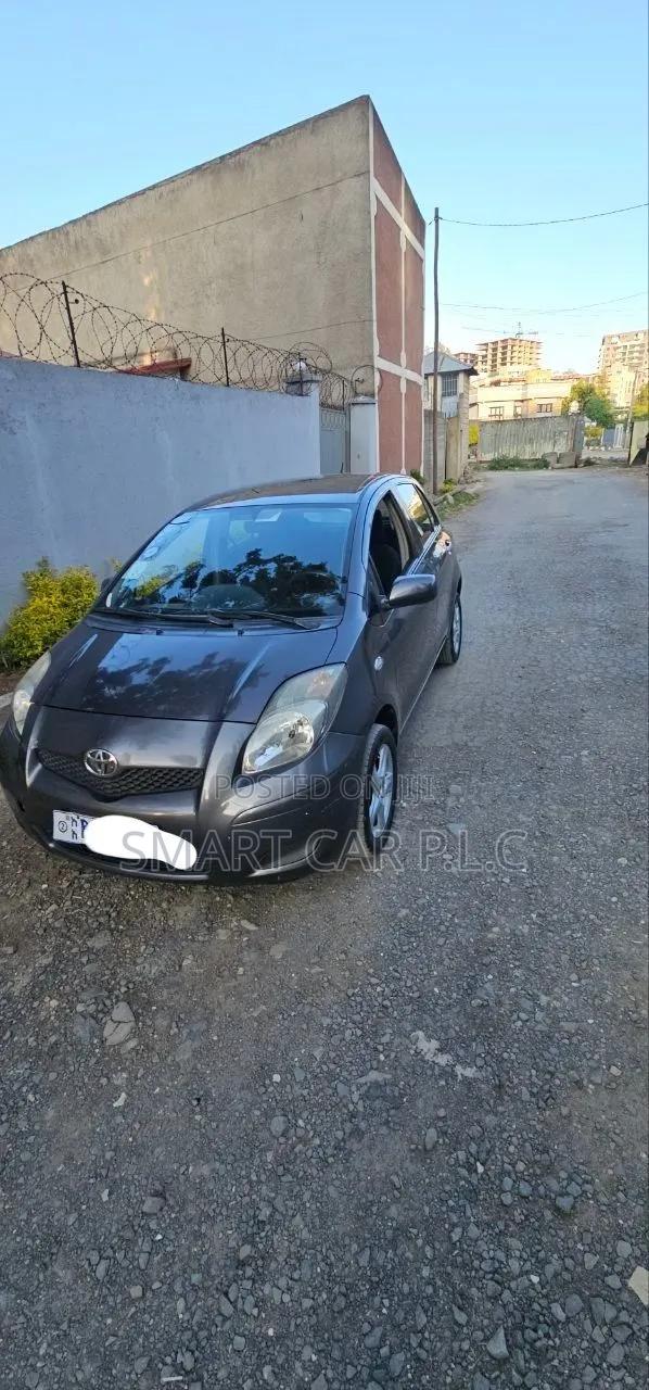 Toyota Yaris Base Hatchback 3dr 2011 Gray