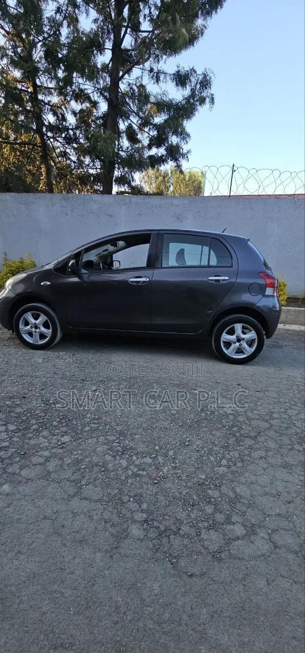 Toyota Yaris Base Hatchback 3dr 2011 Gray