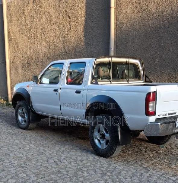 Nissan NP300 2012 White