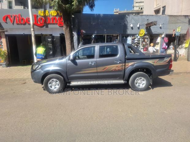 Toyota Hilux 2012 Black