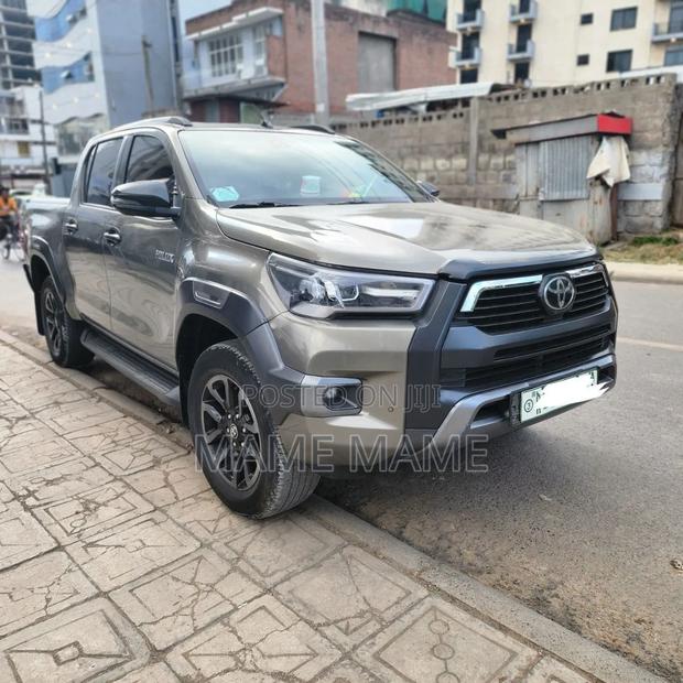Toyota Hilux 2021 Gray