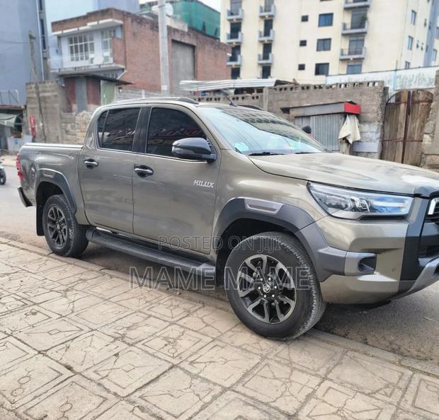 Toyota Hilux 2021 Gray