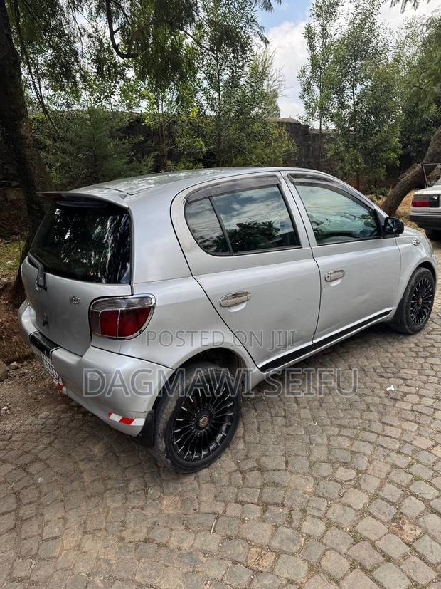 Toyota Vitz 2001 Silver