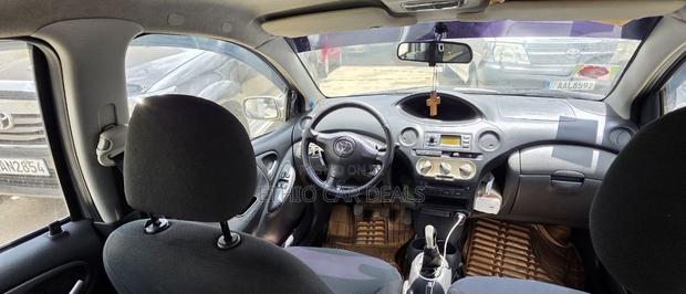 Toyota Vitz 2004 Silver