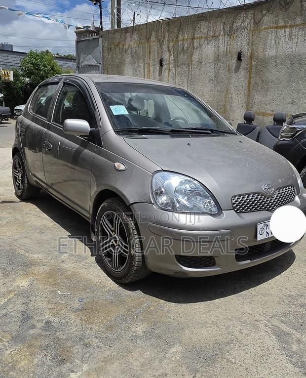 Toyota Vitz 2004 Silver