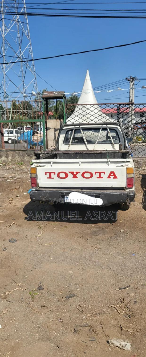 Toyota Hilux 2200 4x4 1986 White
