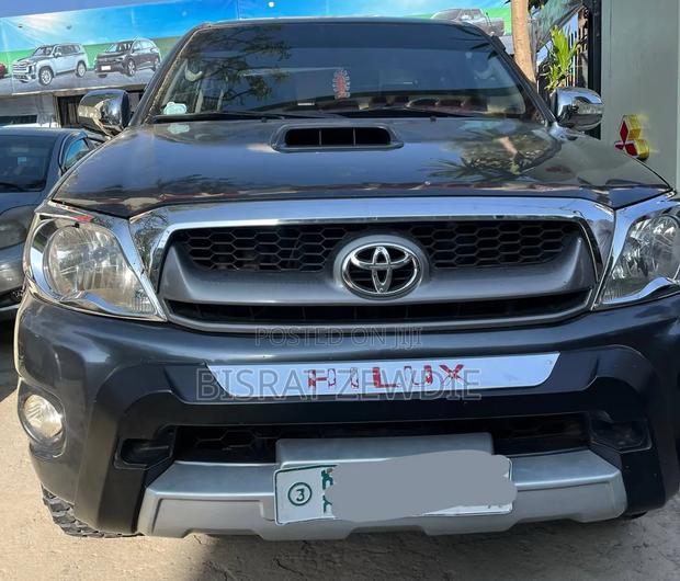 Toyota Hilux 2010 Black