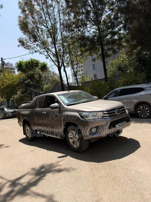 Toyota Hilux 2020 Gray