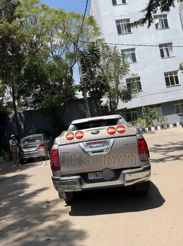 Toyota Hilux 2020 Gray