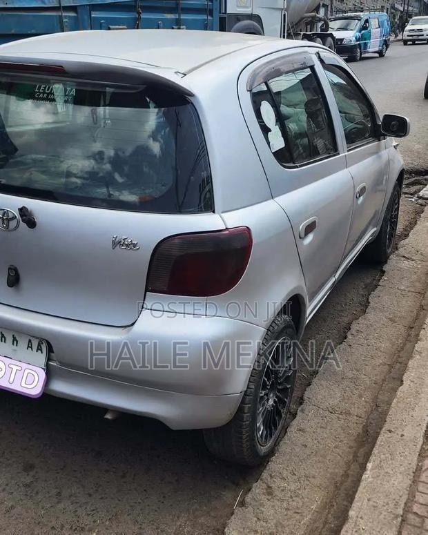Toyota Vitz 2004 Silver
