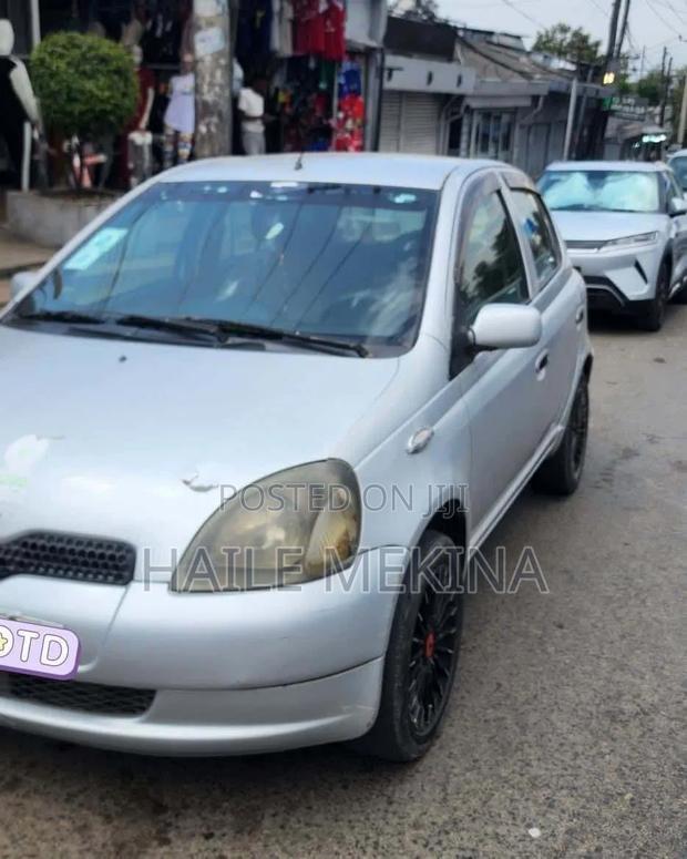 Toyota Vitz 2004 Silver