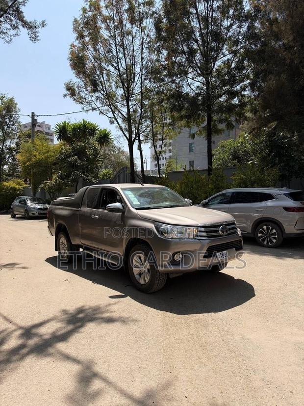Toyota Hilux 2020 Gold