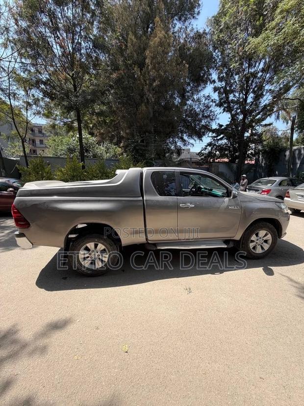 Toyota Hilux 2020 Gold