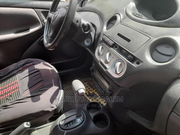 Toyota Vitz 2004 Silver