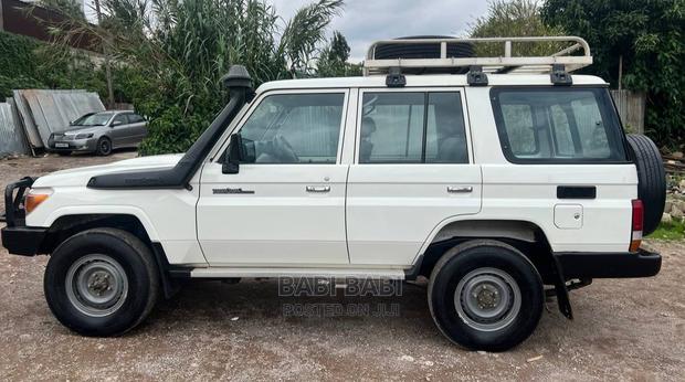 Toyota Land Cruiser 2016 White