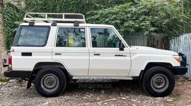 Toyota Land Cruiser 2016 White